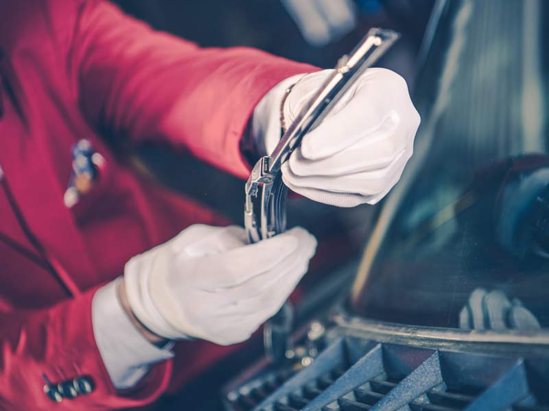 Checking and replacing the windshield in Peoria, AZ