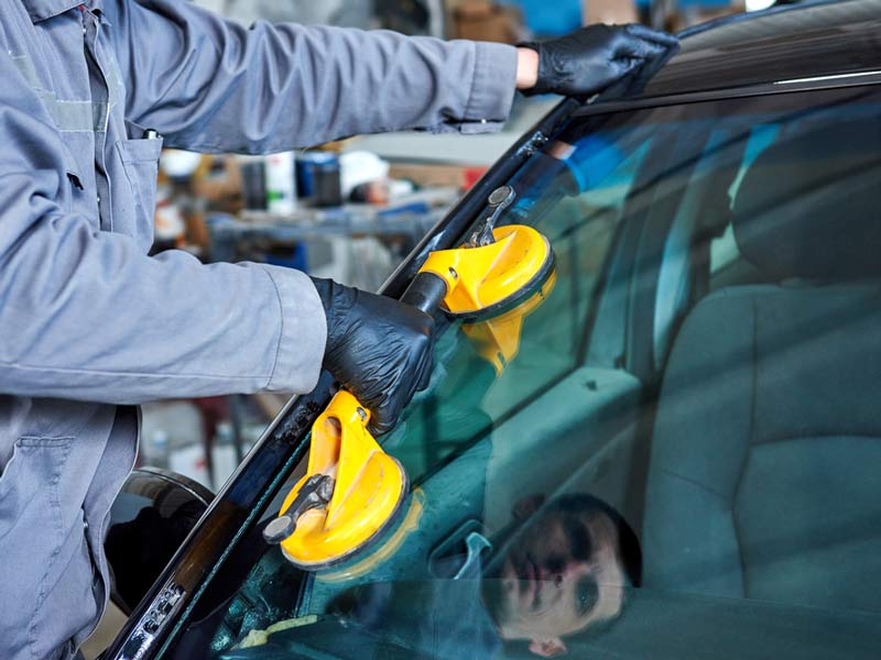 Auto glass express staff fixing the windshield with some equipment in Las Vegas, NV