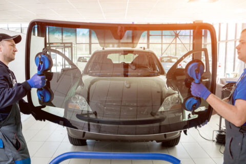 workers fixing the car windsheild