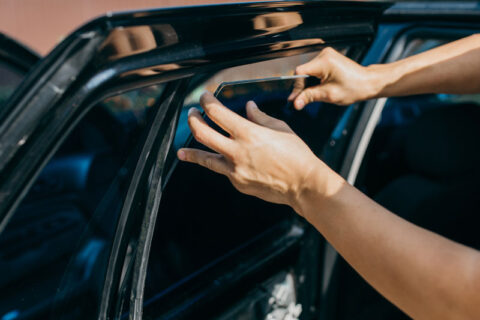 mam fixing car door glass