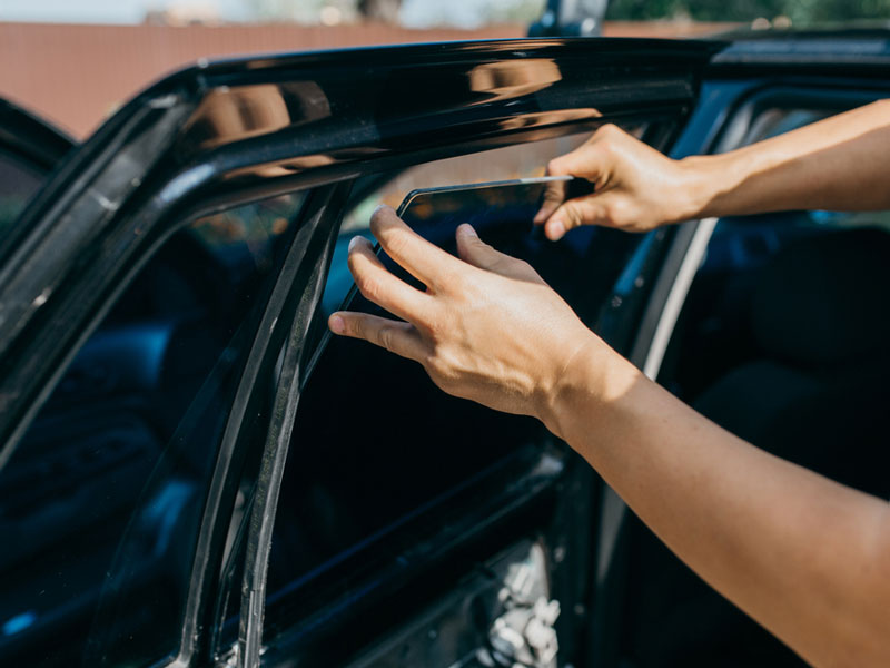 Man fitting windsheild