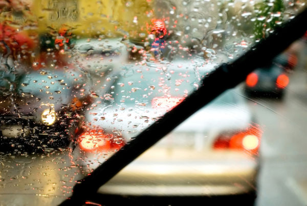 Windshield removing the water drops of car in Peoria, AZ